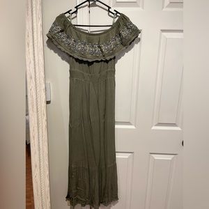 Never worn dress with embroidered flowers